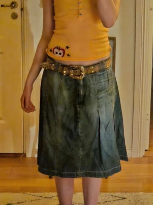 Jätte snygg jeanskjol!!:)❤️ - Säljer denna fina kjol då den inte kommer till användning, använd en gång men köpt på vinted(säljarens bilder)!!:)❤️