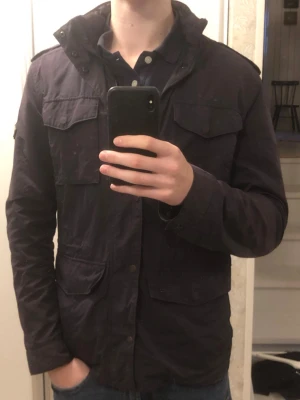 J. Lindeberg Field Jacket - Tja, säljer just nu en fantastisk fin field jacket från J. Lindeberg. Inga defekter, bara lite urtvättade. Nypris ligger på 3500, mitt pris är 769. Killen på bilderna är 185cm och ungefär 70 kilo, tveka inta att höra av er kring eventuella frågor✅