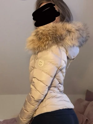 Hollies jacka - Jätte fin Hollies jacka i storlek 32 (passar större också). Leopard mönster inuti. Säljer en likadan i svart också. Pälsen går att ta av ifall man vill det