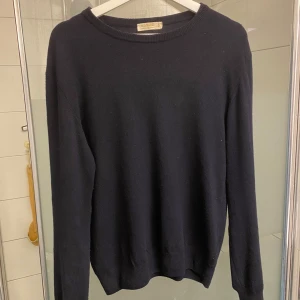 Kashmir tröja - Säljer en mörkblå hybrid tröja blandad me Merino och Kashmir| Köpt i Milano förra året för 1500kr, har ej kvitto kvar och den är lite nopprig| Sitter perfekt på mig som är 180cm.