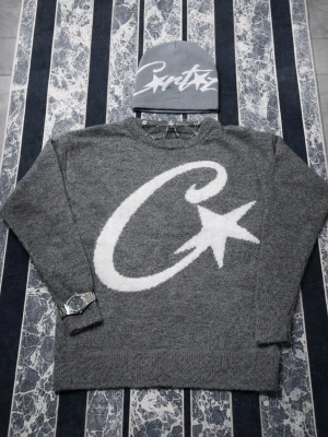 CORTIEZ & MÖSSA - Stickad CORTIEZ TRÖJA size S, finns färgen svart och grå och dessutom rosa. För mer frågor skriv privat (helt nya)