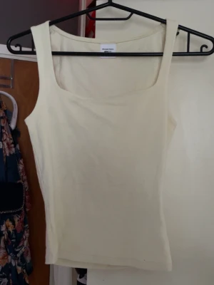 Ljusgul linnetopp från Gina Tricot -  Jättesöt ljusgul tröja från Gina Tricot jättesöt till sommaren. Rekommenderar verkligen, våga sett prisförslag och skriv om du har frågor ❤️