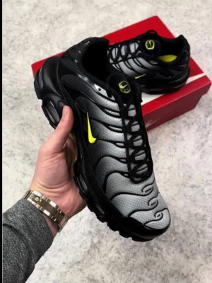Nike Air Max Plus svart/grå/gul - Säljer helt nya Nike tn som inte har använts en ända gång. Hade redan andra par skor så jag behövde inte dem. Säljer dem för en väldigt lågt pris än vad jag köpte dem för🔥👍