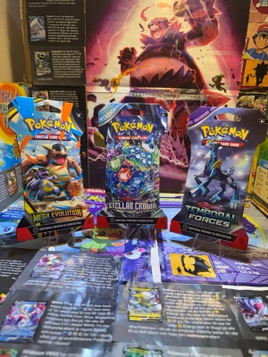 Pokémon TCG 3 Booster Packs: Stellar Crown, Temporal Forces & Mega Evolution - Tre eftertraktade och slutsålda booster packs från den populära Scarlet & Violet-serien. Perfekt för samlaren eller spelaren som letar efter sällsynta kort! Innehåll: • Stellar Crown: Ny expansion med fokus på Terapagos och Stellar-Pokémon. • Temporal Forces: Innehåller kraftfulla "ACE SPEC"-kort och "Ancient & Future" Pokémon. • Mega Evolution: Specialutgåva med ikoniska Mega-Pokémon i ny design. Specifikationer: • Skick: Fabriksförseglade (Sealed) och 100% äkta. • Typ: Sleeved Boosters (extra 