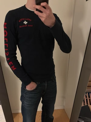Vintage Hollister tröja - Säljer denna sjukt sällsynta och feta vintage Hollister tröjan. Storlek S och Modellen är 182