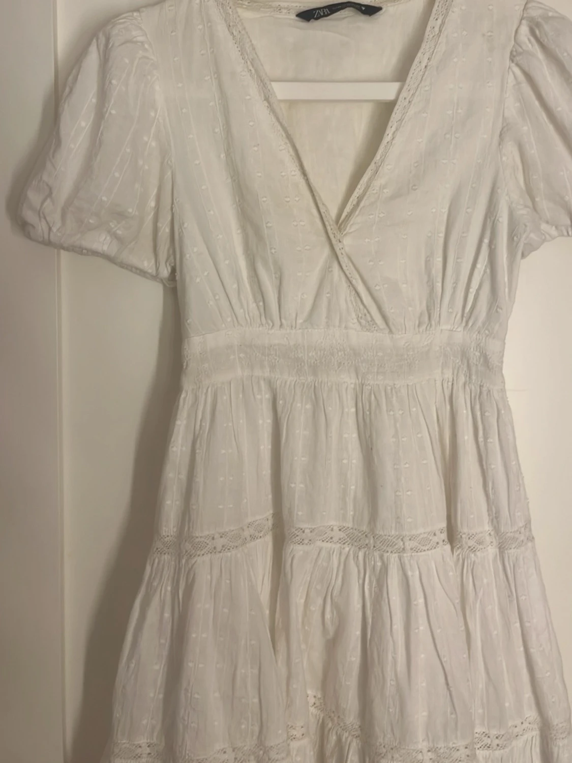 Vit omlottklänning med puffärm - 1