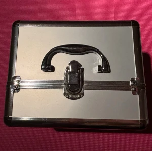 Sminkväska - Stor sminklåda 💄 Super rymlig med spegel och sminkborstöglor✨✨ Perfekt om man har väldigt mycket smink eller att ta med sig på resande fot 🧳 