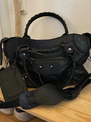 City bag  - OBS! Likande. En svart väska, knappast använd,jätte fint skick förutom (se bild, spegeln är sönder). 🪩🐅✨Skriv för frågor/fler bilder 
