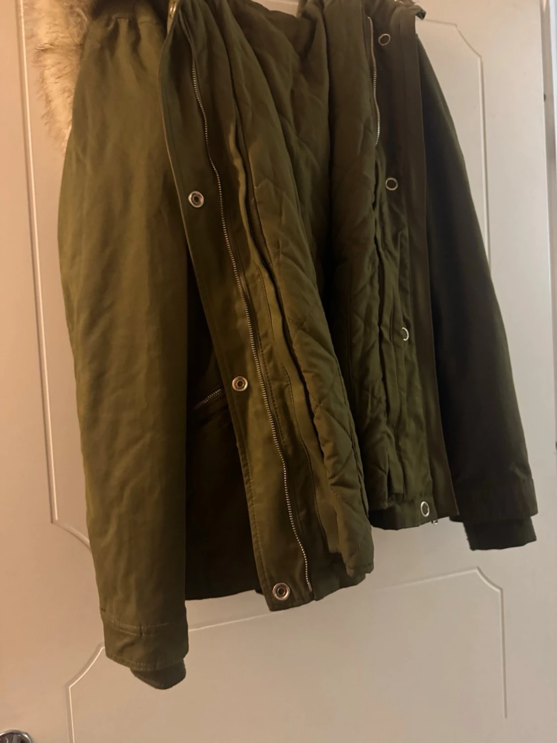 Olivgrön parkas med fuskpäls