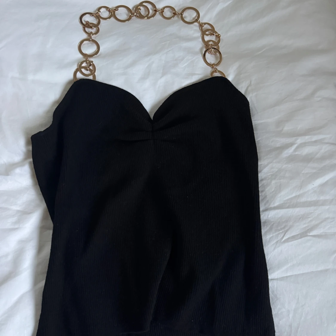 Svart linnetopp med kedjedetaljer - 3