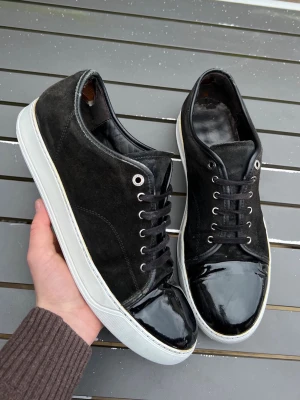 Lanvins - Säljer dessa supersnygga lanvins! Size 46(uk13) skick ≈ 6,5/10 slitna hälar! Nypris 5000kr. Hör av dig vid minsta fundering 🙌🤝