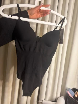 Svart body hm -  Supersnygg trendig body från H&M I storlek S aldrig använd nu med prislapp💕