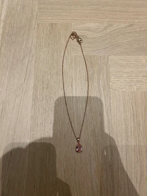 Guldhalsband med rosa droppformad sten - Säljer detta halsband ifrån gemini, använt 1-2 gånger så är i ett fint skick, skriv om ni vill ha bilder på💕