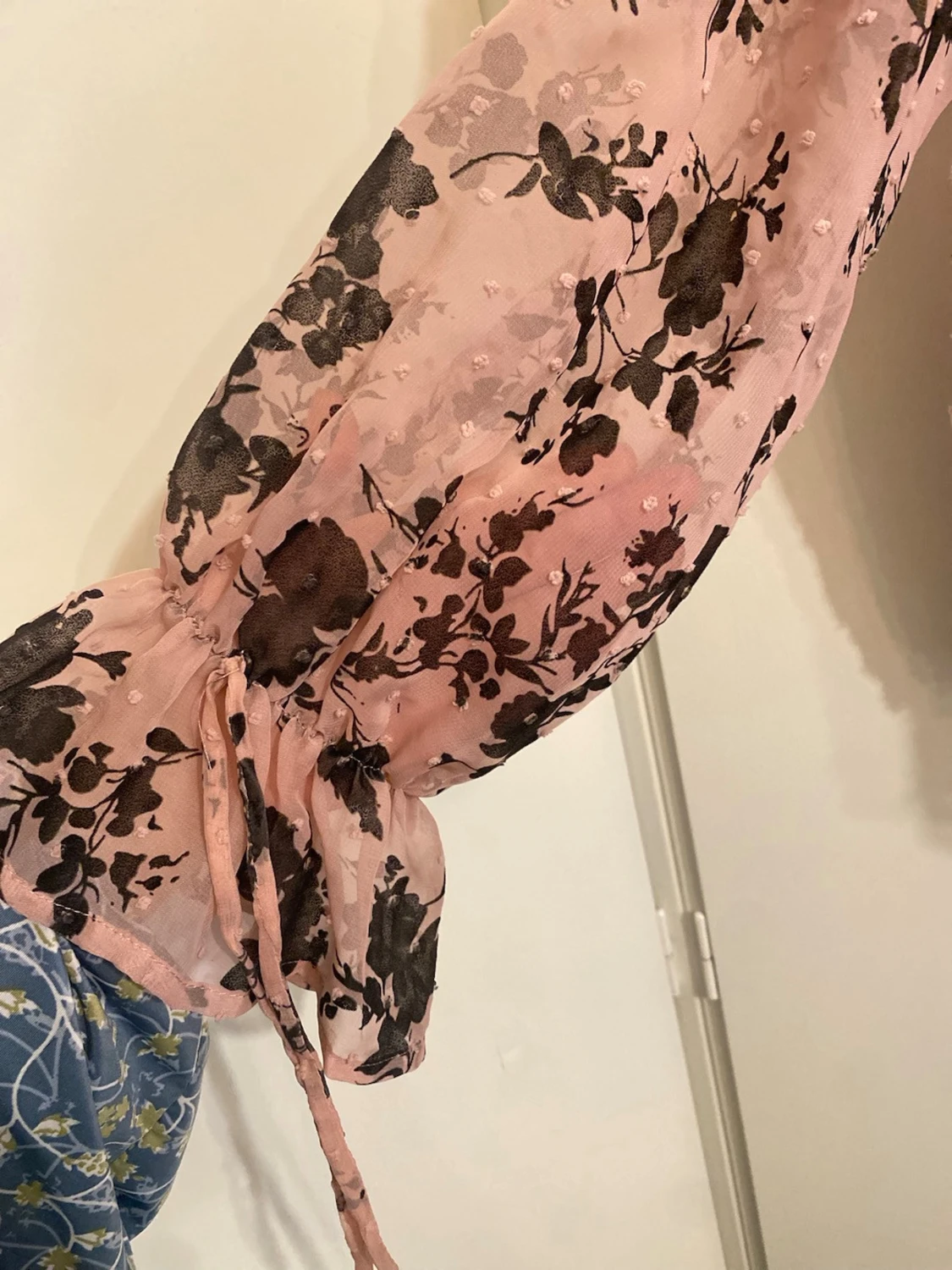 Rosa blommig blus med volangärm - 1