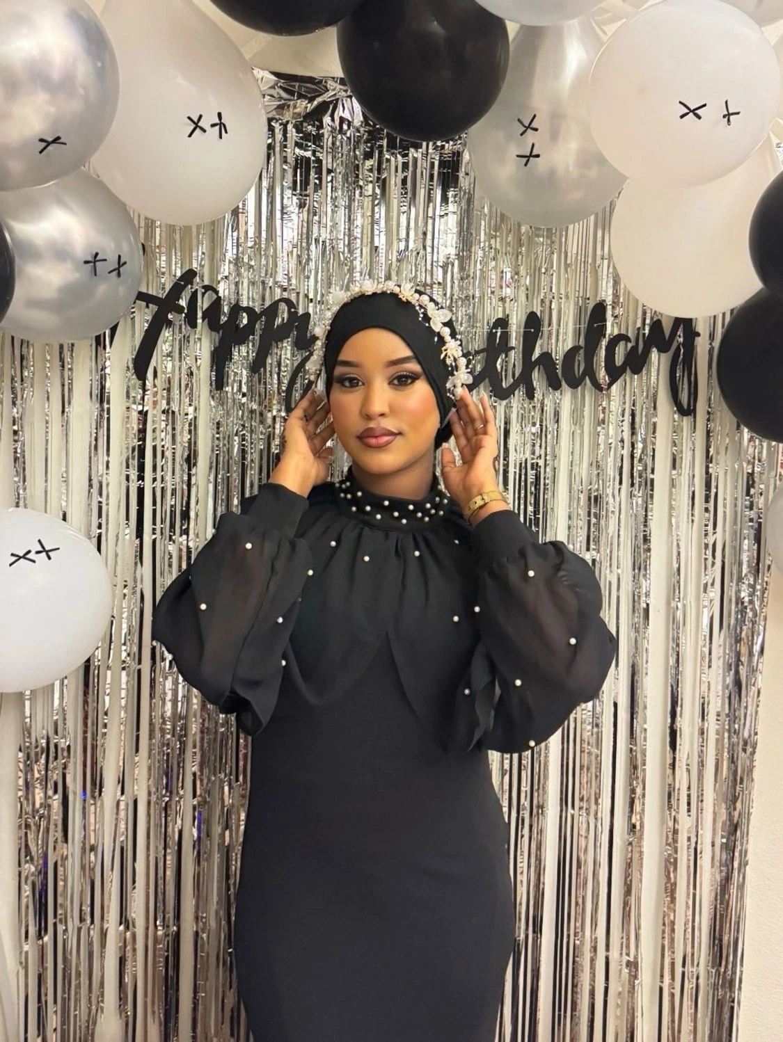 Svart långklänning med pärldetaljer