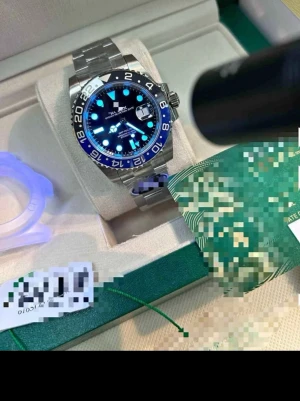  GMT-Master II stål blå/svart - Snygg GMT-Master II med blå och svart vridring, svart urtavla och lysande index. Klockan har datumfönster och klassisk oyster-länk i rostfritt stål. Perfekt för dig som gillar exklusiva accessoarer och tidlös design.