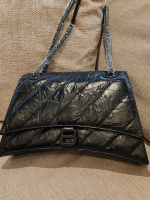 Svart quiltad handväska - Snygg svart handväska mycket gint tillverkad! Förstaklassig skinnimmitation.