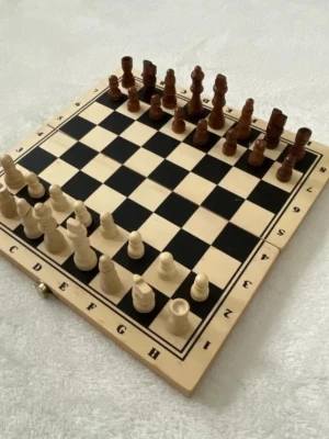 Schackbräde I trä. 29 x 29 cm - Säljer mitt schackbräde som jag har använt en del, men väldigt sparsamt. Är perfekt för såväl nybörjare som vill lära sig, som för mer erfaren spelare (med flera år av spelande). 