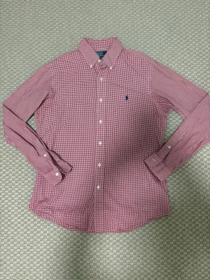 Rutig röd skjorta från Polo Ralph Lauren - Klassisk röd och vit rutig skjorta från Polo Ralph Lauren. Perfekt för en clean och stilren look. Storlek M och är i toppskick använd en gång