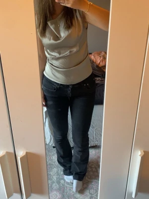 Zara jeans low  - Säljer mina low waisted Zara jeans för dem blivit lite stora på mig.