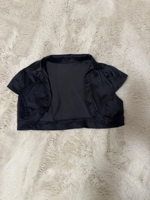 Svart bolero - Svart bolero, säljer då den aldrig kommit till användning💕