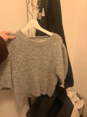 Fluffig grå tröja från vermoda  - Grå fluffig tröja från vermoda, enbart använd få tak gånger 