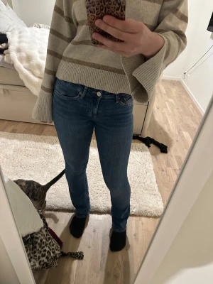 Low waist flare jeans  - Säljer mina alldeles för små low waist flare jeans från Zara. Dem ser väldigt skinny ut på bilderna men de är för att dem är för tajta för mig och speciellt i vaderna, dem är egentligen flare. 💞