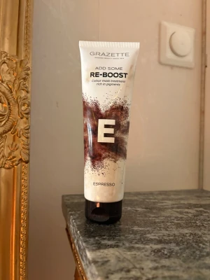 Grazette Re-Boost Espresso hårinpackning - Färginpackning från Grazette i nyansen Espresso. Ger håret en djup brun ton och extra glans. Rik på pigment och passar perfekt för att fräscha upp färgat hår. Tuben rymmer 150 ml och är smidig att använda. Perfekt för dig som vill boosta din hårfärg mellan frisörbesök. Endast testad!