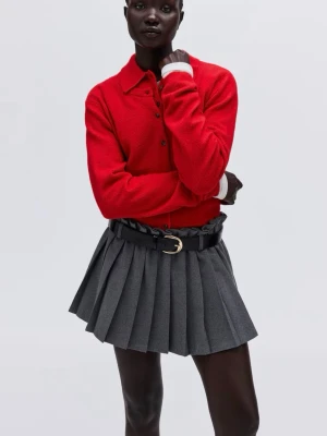 Röd kofta med knappar från H&M  - Snygg röd kofta med rund halsringning och svarta knappar framtill. Koftan har en rak, något kortare passform och långa ärmar. Perfekt att styla över en skjorta eller t-shirt för en trendig look.