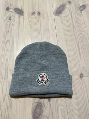 Moncler mössa - Moncler mössa | Helt okej skick | Släpps billigt | Slriv till mig vid frågor‼️🤝