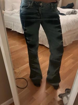 Weekday blå bootcut jeans - Säljer ett par Weekday jeans blåa med mörklblåa ränder o bootcut passform. Jeansen har normal midja och är tillverkade i slitstarkt denimtyg av bomull. Väldigt trendiga!! Passar storlek S/36