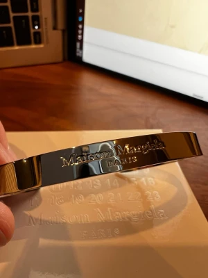 Maison Margiela Armband  - Maison Margiela cuff armband. 925 silver platerat. Ny skick. Använd typ 10 gånger max. Kommer inte till användning längre 