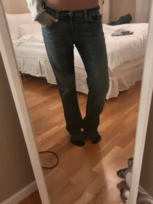 Tommy Hilfiger jeans blåa straight fit - Jag säljer dessa super fina o basic Tommy hilfiger jeans så jag inte får så stor användning för dem. De är i storlek s (36) men krymper lite i tvätten.
