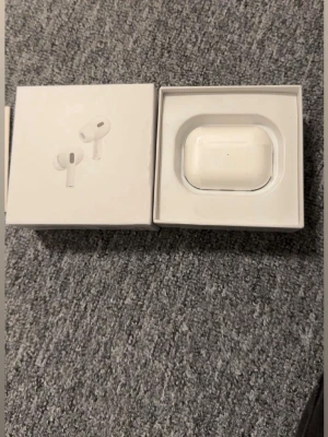 AirPods Pro (2nd generation USB-C) - Säljer ett par Apple AirPods Pro (2nd generation USB-C), modell A2931. Komplett med originalkartong och laddningsetui. Hörlurarna är i fint skick och fungerar utmärkt. Perfekt för dig som vill ha trådlösa hörlurar med aktiv brusreducering och hög ljudkvalitet.
