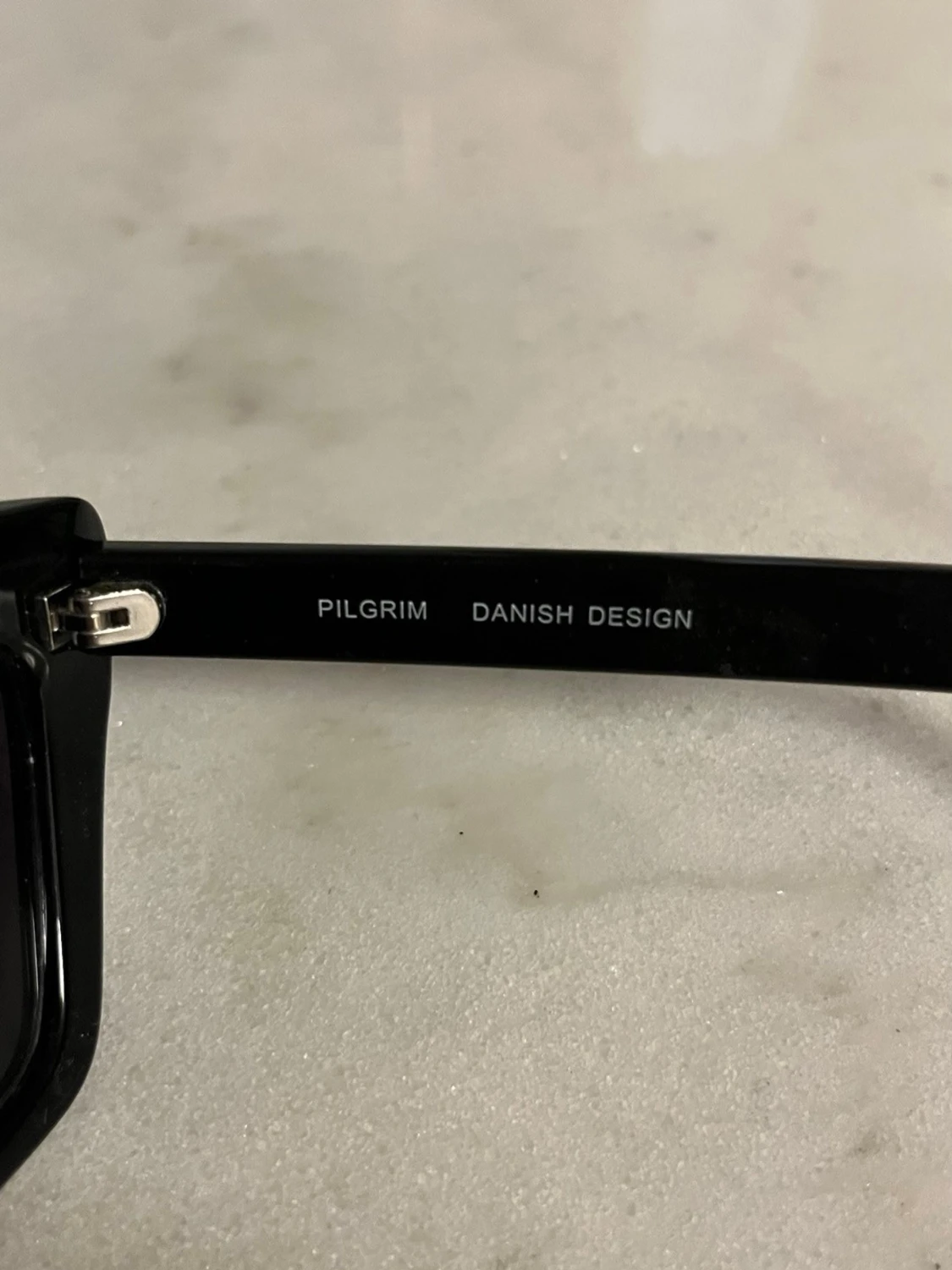 Svarta solglasögon, Pilgrim - 1