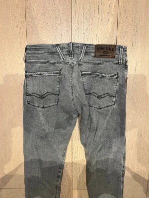 Replay jeans - Skick: 9/10 | obs! Storleksettiker är avklippta men sitter som 32/30 i slim fit 