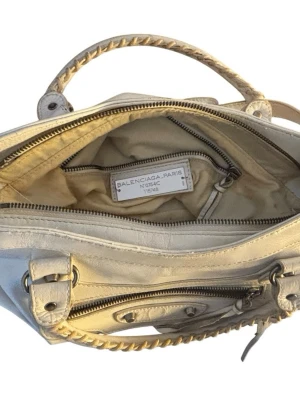 Vit handväska från Balenciaga - OBS, vet inte om de är äkta! Så därav priset. Snygg vit/beige  handväska med klassiska detaljer, flätat handtag och dragkedjor både fram och inuti.  Och lite smutsig. 