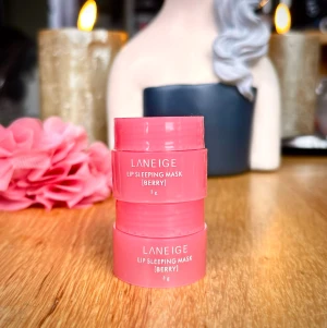 Laneige Lip Sleeping Mask ”Berry”! - LE Masque de Nuit ”Berry”  från Laneige har utsetts till bästa Lip Sleeping Mask 2025. Med antioxidanter, C-vitamin och kokosnötsolja vårdar den dina läppar hela natten. 3 g. Ny och oanvänd. 