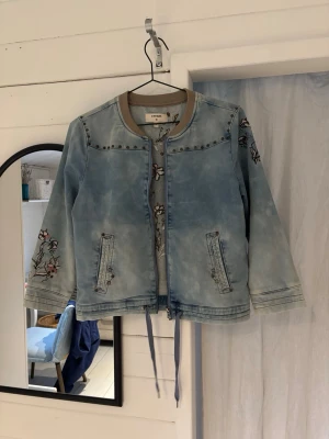 Broderad ljusblå jeansjacka från cream - Superfin ljusblå jeansjacka från cream med broderi på ryggen och ärmarna. Jacka. Har trekvartsärmar