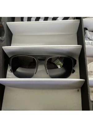 Svarta pilotbågar solglasögon - Snygga solglasögon med svarta pilotbågar och mörka glas. Klassisk och stilren design som passar till det mesta. Bågarna är i plast och har en modern känsla. Perfekta för dig som vill ha en cool och tidlös look.