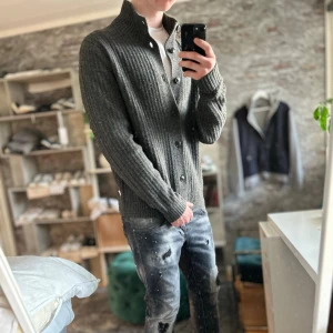 Jack and jones cardigan - Mycket fint skick, inga defekter. Storlek M passar dig som är mellan 178-188cm. Nypris ca 2000kr. Modellen är 185 cm, 79 kg. Skriv för mer information!🤝