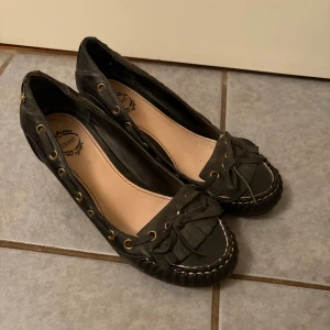 Svarta skor med rosett - Ett par skor från Espirit. Väldigt fint skick, inget slitage. 