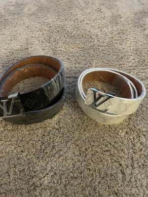 Rutig Bälten - 1 för 129, 2 för 229 | Rutig Bälte svart & vitt med silvrig buckle, 105 cm långt. Helt nytt. Skriv gärna om du har funderingar eller vill ge prisförslag! 💯💬