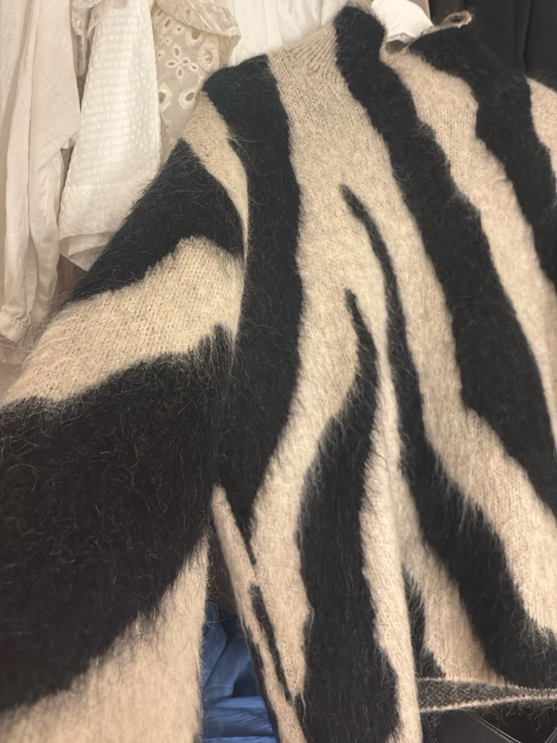 Beige och svart zebramönstrad stickad tröja - 2