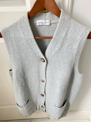 Brunello cucinelli cardigan  - Brunello cucinelli cardigan , storlek ”L” ganska gammal modell med några lappar bort klippta tyvärr. Rekommenderar för runt 185. Inga direkta defekter på den. Kom med frågor! 