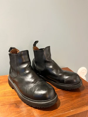 Hansbo Sport Ridskor  - Svarta ridskor med stålhetta från Hansbo Sport. Är väl använda och lädret har skavts bort på vissa ställen. Storlek 35. Orginalpris: 1 199kr 