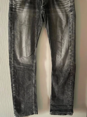 *** Pepe jeans*** - Snygga grå jeans med slitningar och tvättad look från Pepe.