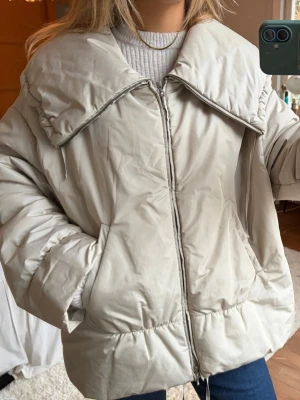 Beige oversized pufferjacka - Säljer en beige oversized pufferjacka med stor krage