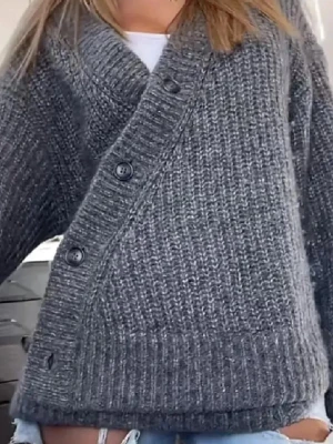 Otherstories kofta - Säljer denna superfina eftertraktade koftan från other stories! Säljer då den tyvärr inte kommer till användning, den är i jättebra skick i storlek s. Kom gärna med egna prisförslag eller köp direkt. (första bilen är lånad)