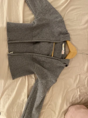 En fin lite kortare tröja⭐️ - En väldigt fin grå lite kortare tröja ⭐️Säljer på grund av att jag inte gillar korta tröjor,är inte använd mycket alls och har klippt bort storleks lappen men skulle tro att den är S eller XS i storleken 